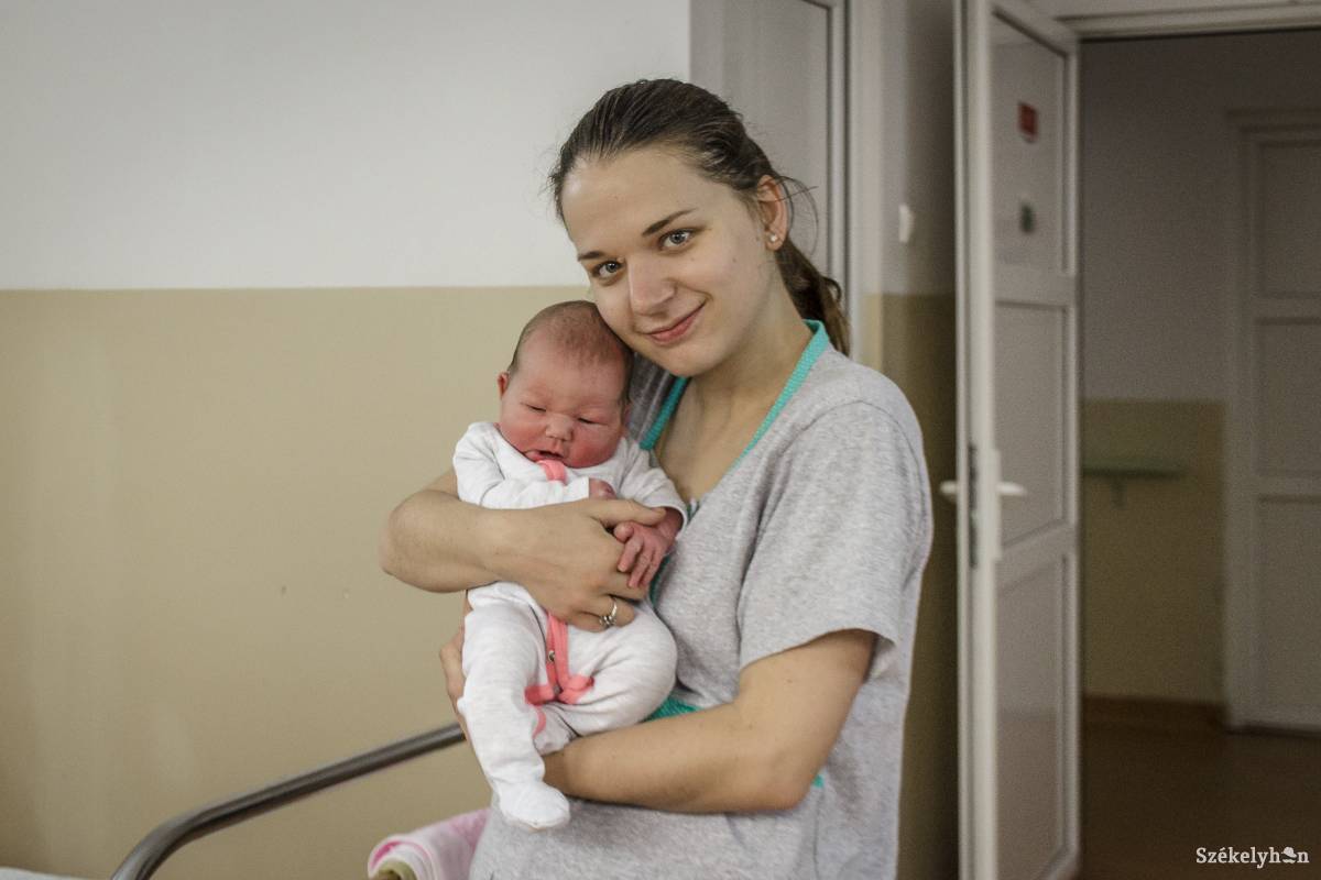 Borsos Szófia Debóra édesanyjával, Rékával •  Fotó: Pinti Attila