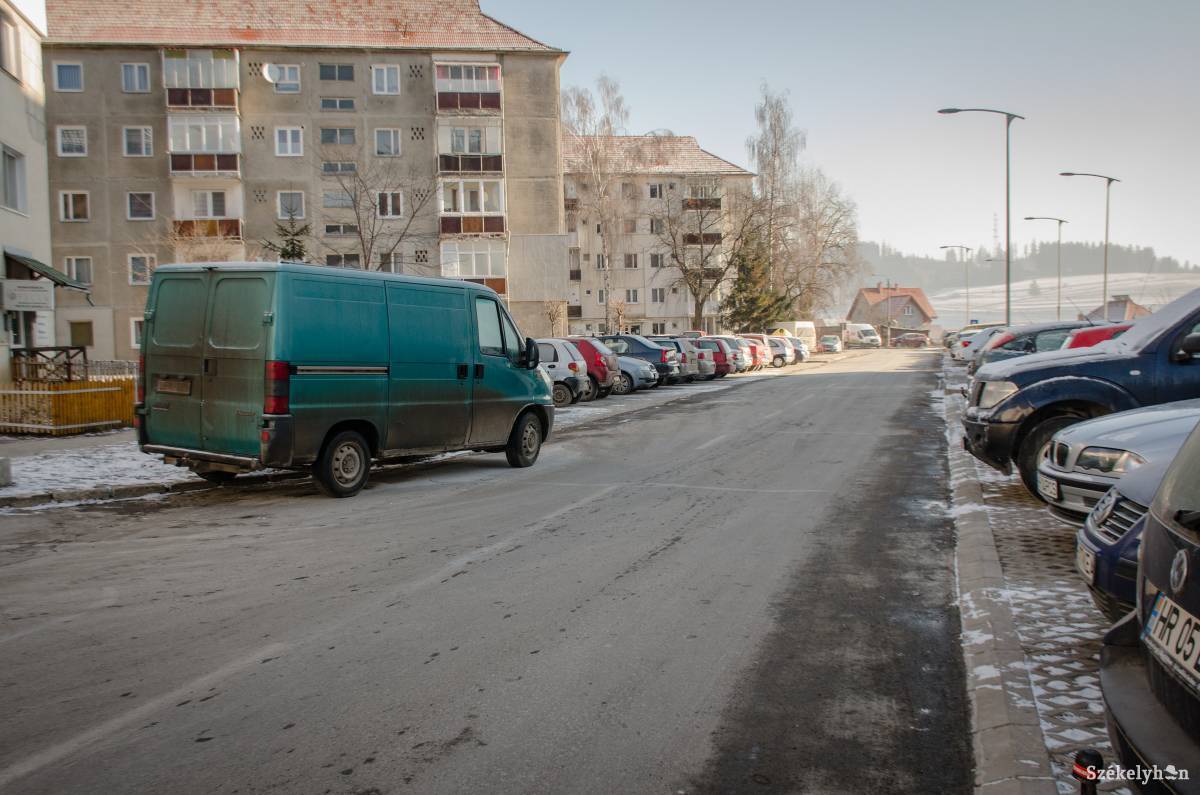 Járdán vagy az út mentén. Egyes vállalkozások a telephelyen való parkoltatás helyett a zavaróbb módszert választják •  Fotó: Gecse Noémi