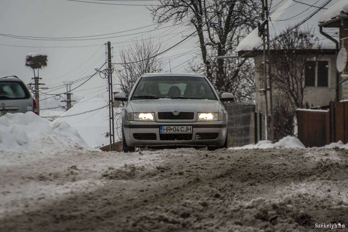 Nem mindenütt fekete, de járható. Mindenhol úgy oldják meg a hóeltakarítást, ahogy tudják. Illusztráció •  Fotó: Pinti Attila