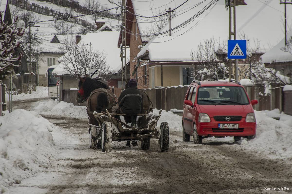 Rosszul végzett útkarbantartás miatt tartottak megbeszélést •  Fotó: Pinti Attila