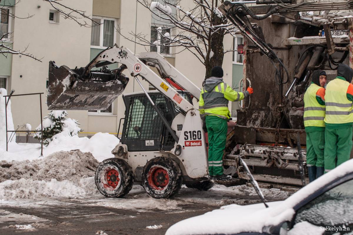 Főként a csíkszeredai lakóövezetekben okoz gondot a nagy mennyiségű hó •  Fotó: Gecse Noémi