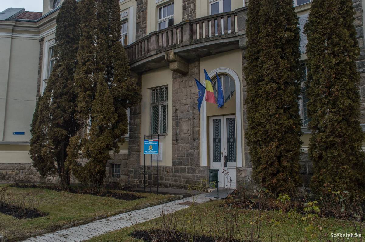 Jelenleg a városháza északi szárnyát foglalja el az intézmény •  Fotó: Sándor Csilla