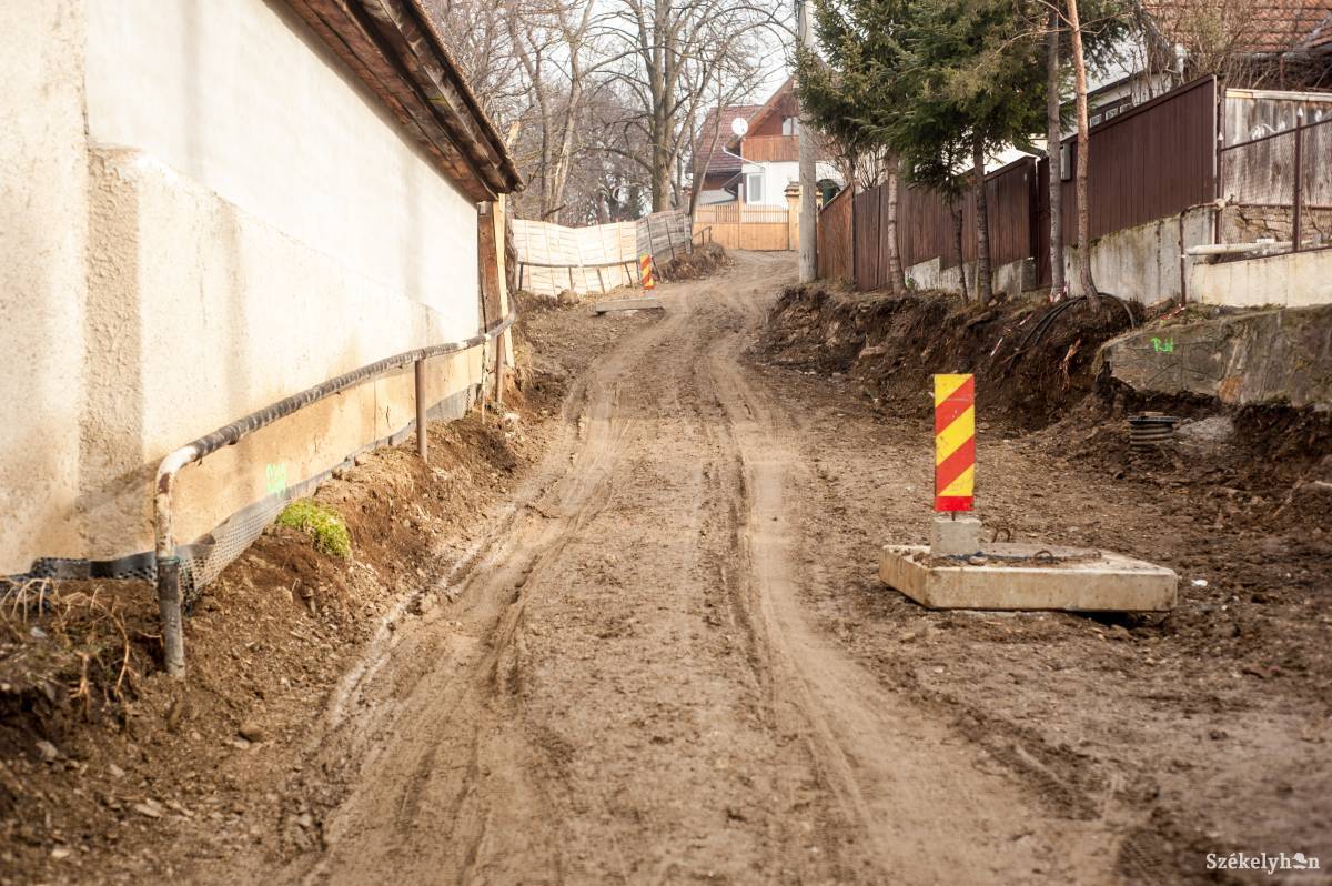 Igazi kihívás a Kőbánya utcában az autós közlekedés. Mostoha körülmények • Fotó: Gecse Noémi