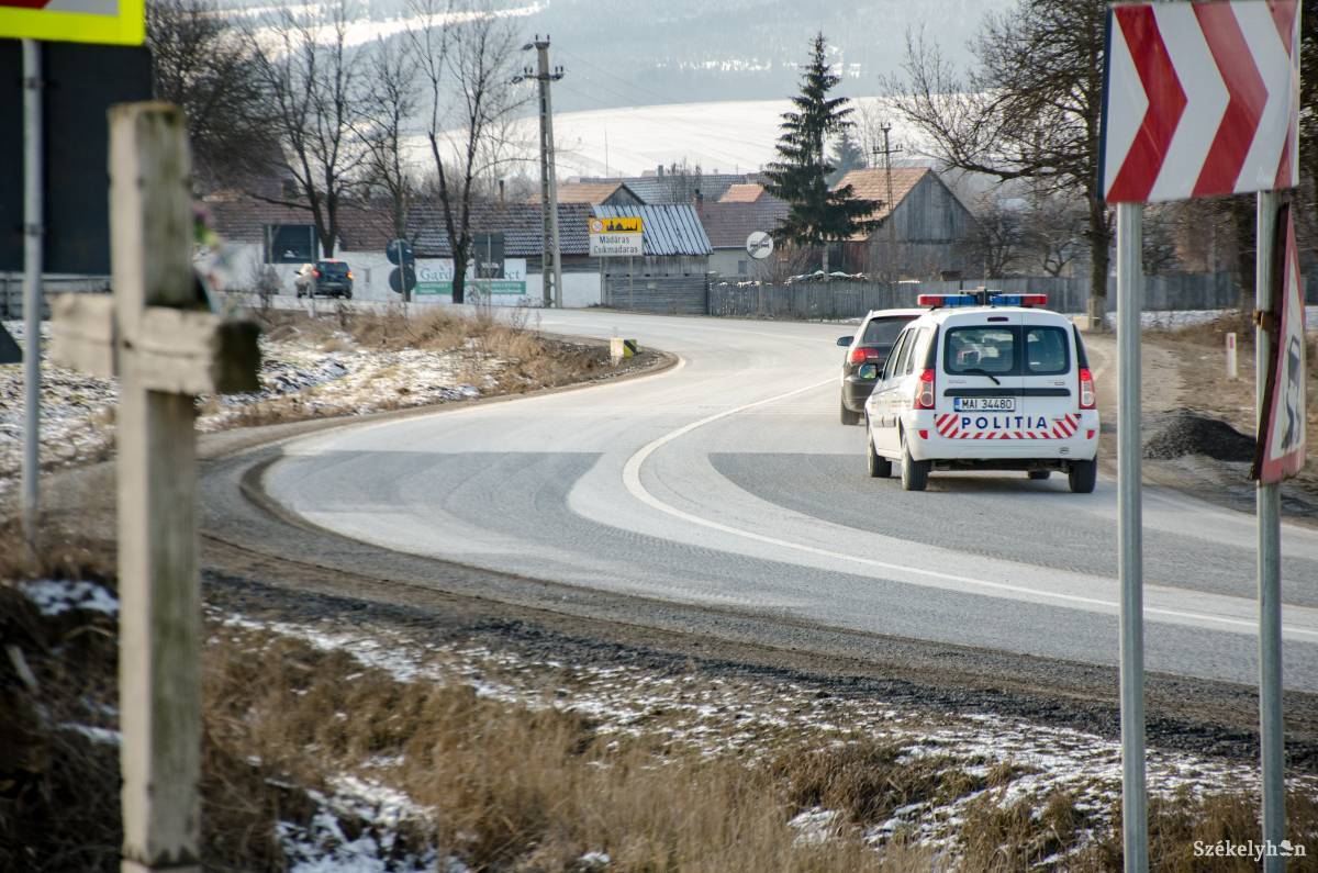 A Csíkmadarashoz közeli úgynevezett „halálkanyar”. Balesetmegelőző céllal marták fel az E578-as utat •  Fotó: Gecse Noémi