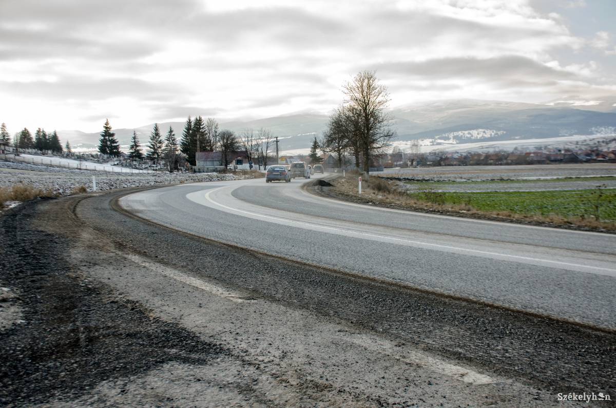 Az euróapi út csíki szakaszán több helyen 2–3 milliméteres mélységben felmarták az aszfaltot, növelve ezzel ennek érdességét •  Fotó: Gecse Noémi