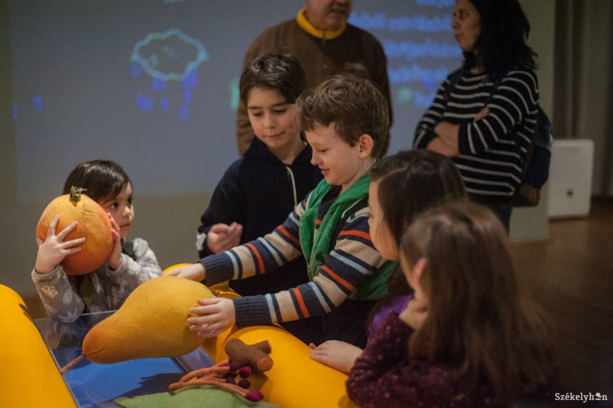 A gyerekek kedvenc kiállítási darabjai: a gyümölcsök, amelyekből vers szól •  Fotó: Gecse Noémi