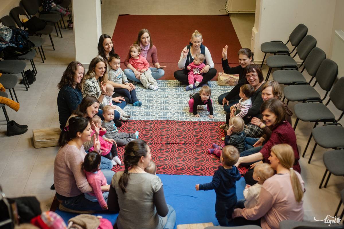 Gyermekek, anyukák, nagymamák a Kerekítő foglalkozások •  Fotó: Gecse Noémi