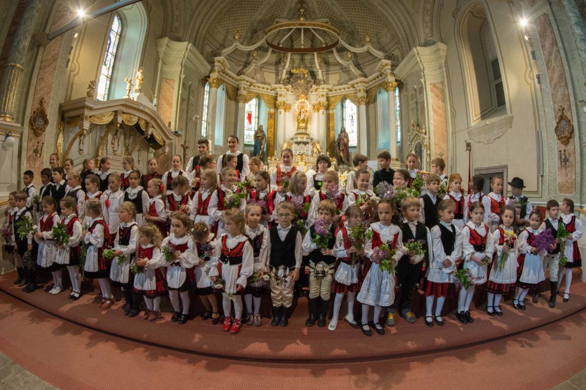 A csíksomlyói kegytemplomban az édesanyákat köszöntötték a serketáncosok •  Fotó: Ádám Gyula