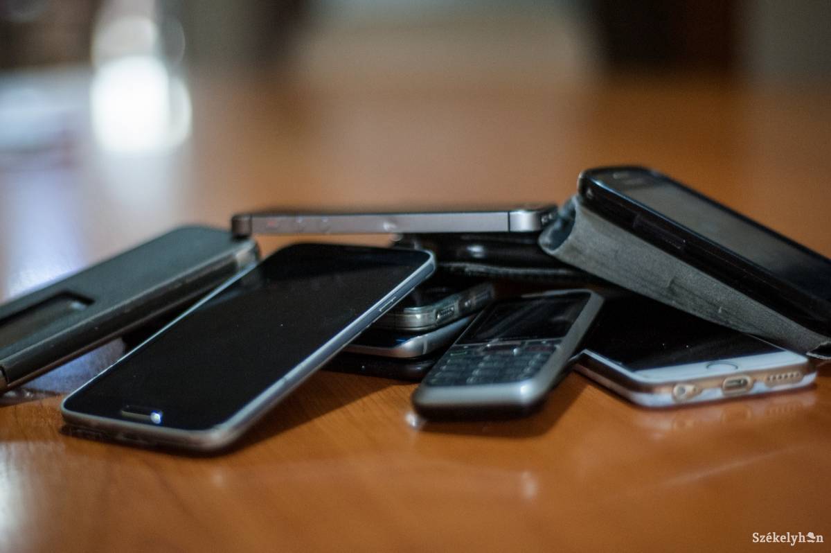 A leadott régi mobiltelefonokért cserébe antikváriumi könyveket ajánl fel a könyvtár. Illusztráció • Fotó: Gecse Noémi