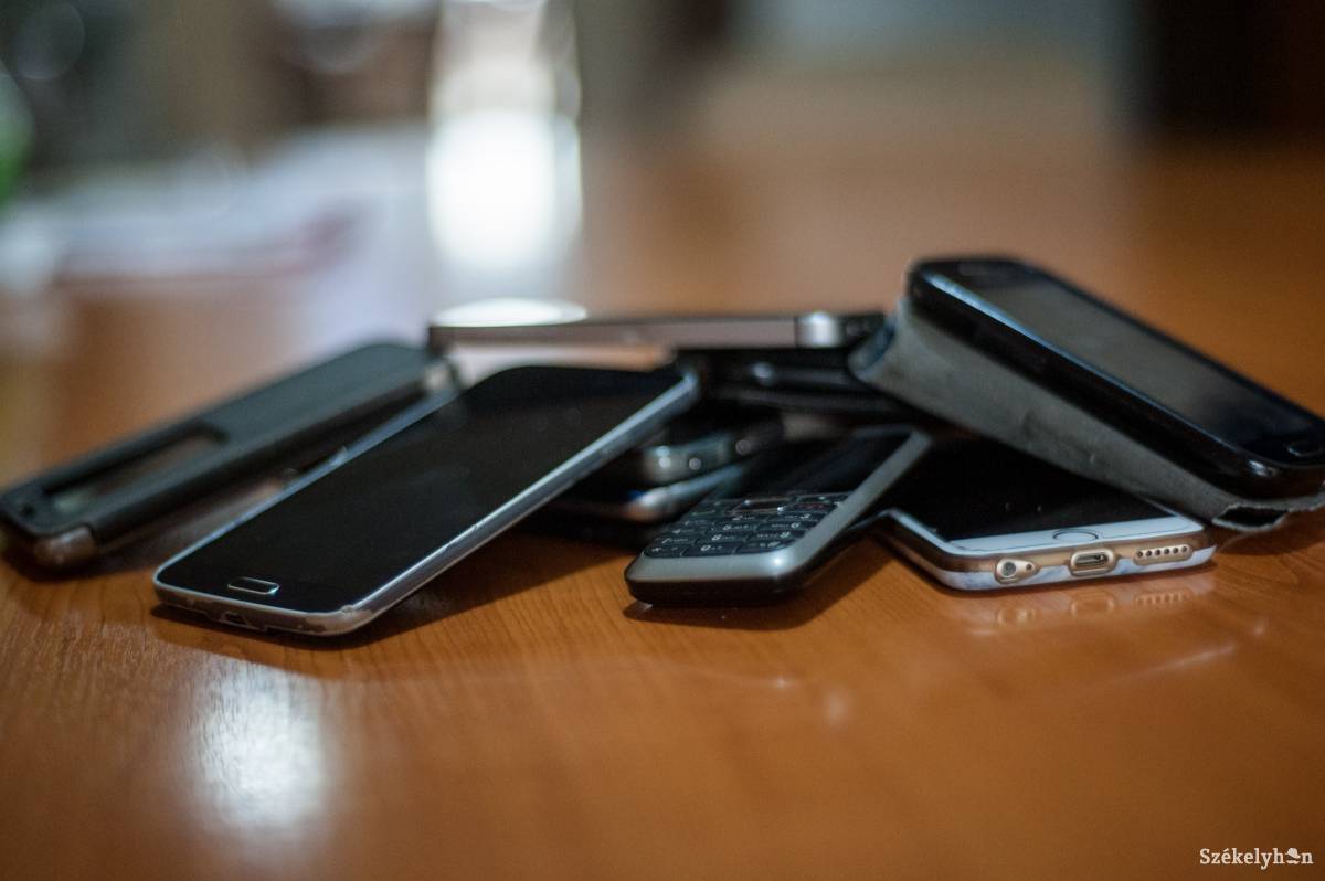 Az osztályteremben kialakított speciális helyen kell tárolni ezentúl a mobiltelefonokat. Illusztráció •  Fotó: Gecse Noémi