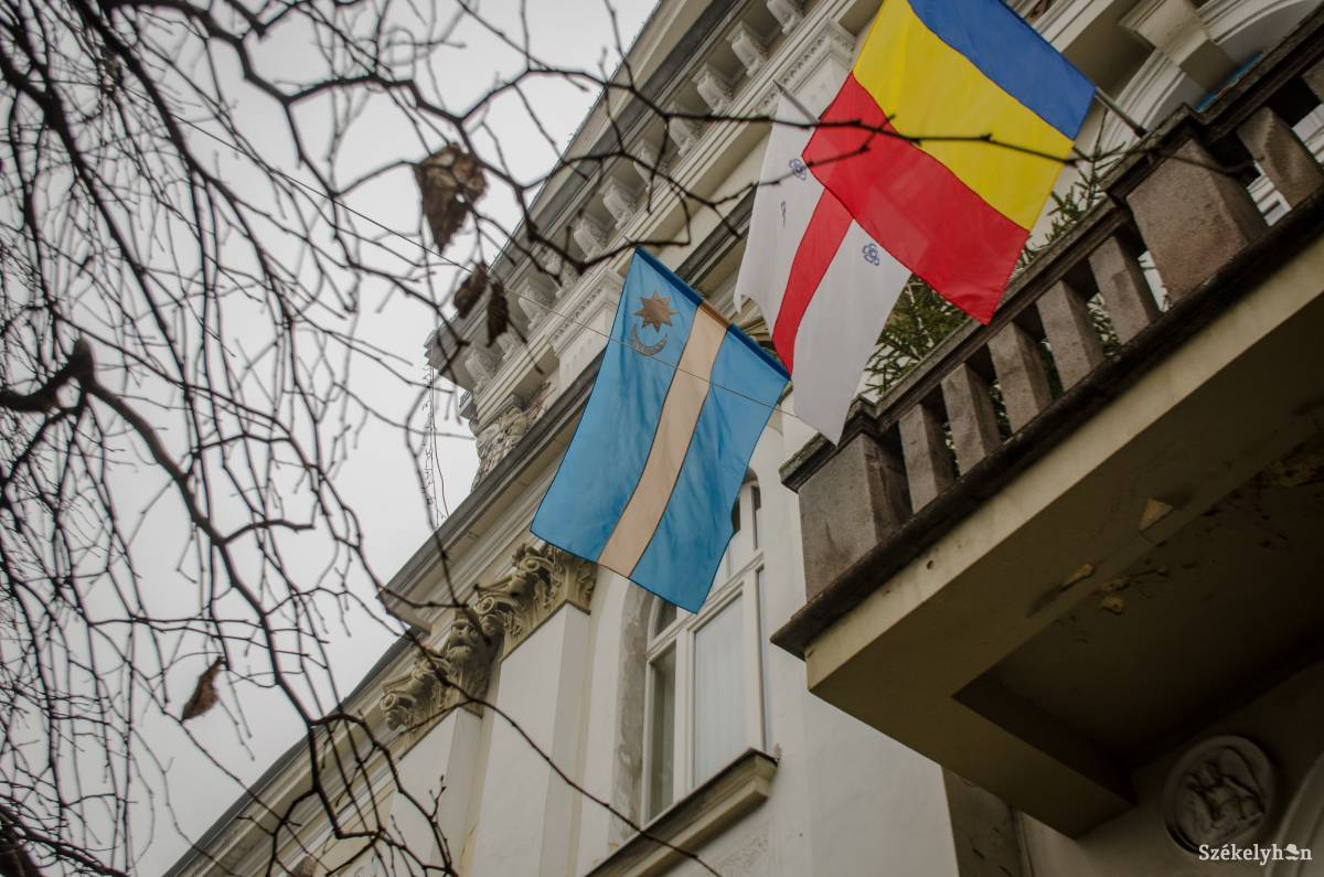 Székely- és városzászlók a városháza homlokzatán. Nem vehetők le •  Fotó: Gecse Noémi