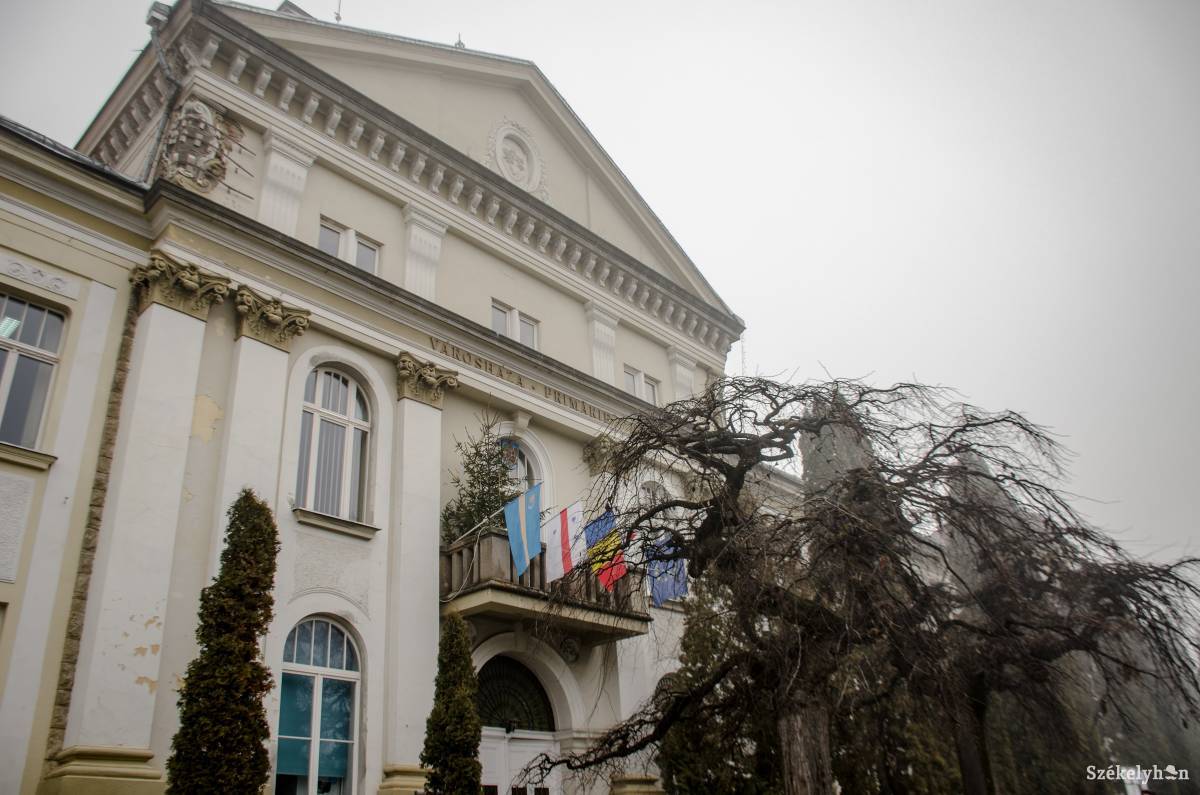 Székely és városzászlók, valamint a kifogásolt felirat. Bírságot is fizettetnének miattuk •  Fotó: Gecse Noémi