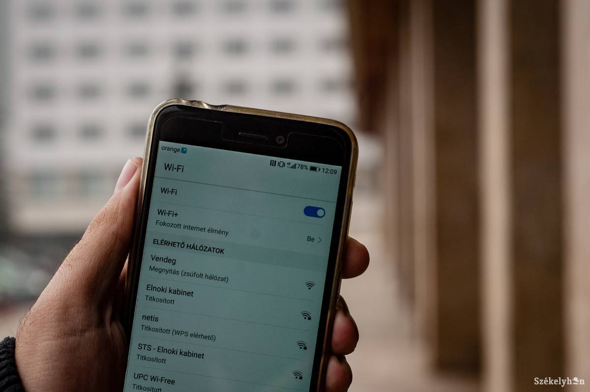 Hargita Megye Tanácsának épületében és környékén elérhető vezeték nélküli internethálózat •  Fotó: Gecse Noémi