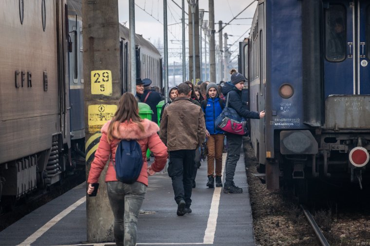 Kevéssel ugyan, de drágulnak decembertől a vonatjegyek