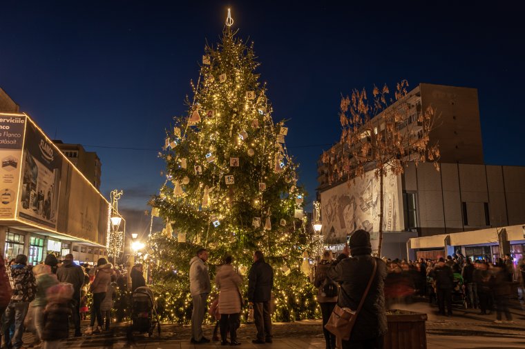 A karácsonyfa ünnepi fényei mellett gyújtották meg az első gyertyát