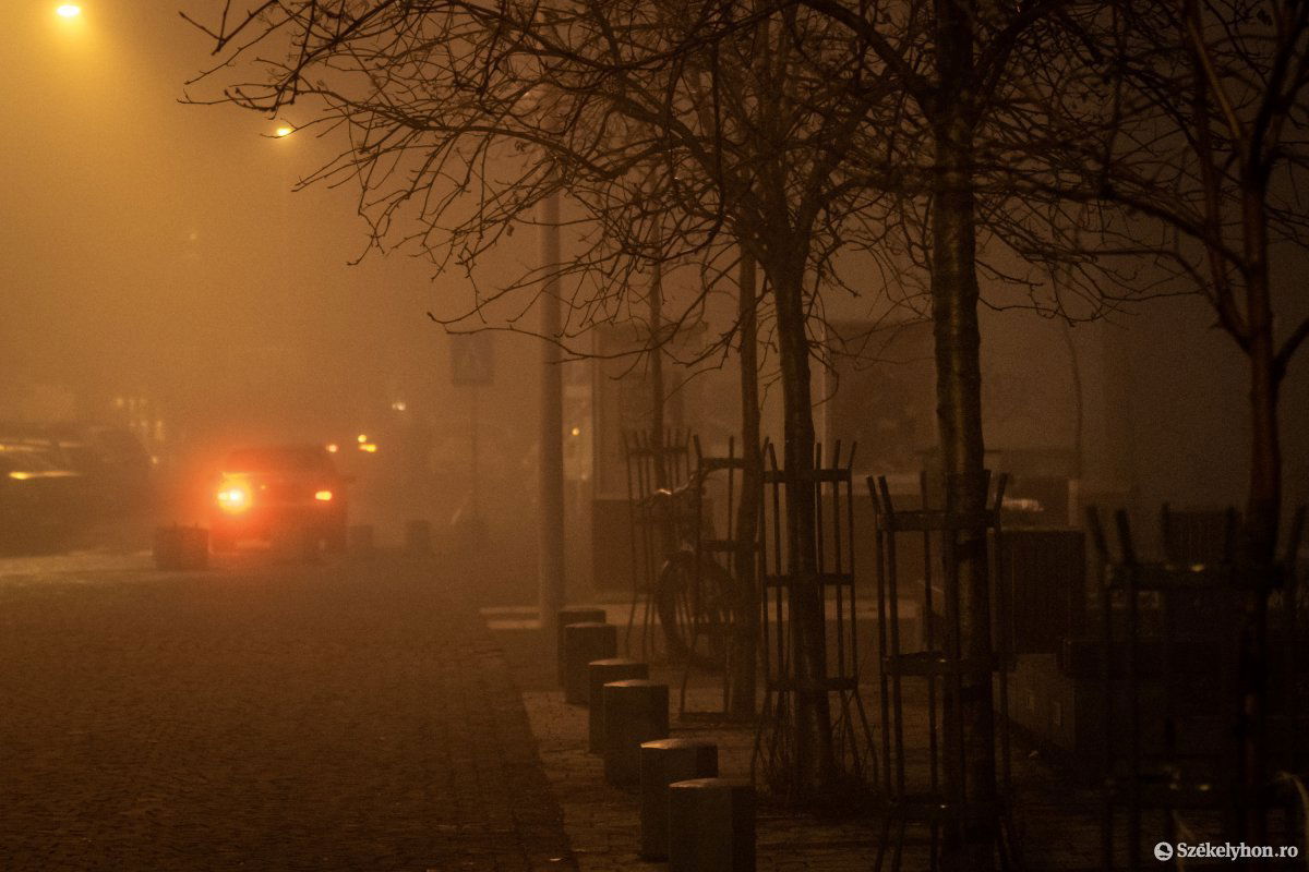 Köd Csíkszeredában. Az arra érzékenyek (légzőszervi megbetegedésben szenvedők, például asztmások) számára egészségtelennek minősült a város levegője •  Fotó: Székelyhon