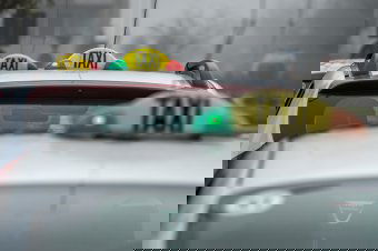 Nem felelt meg neki a fuvardíj, úgyhogy ellopta a taxit, majd halálos balesetet okozott egy Szatmár megyei férfi