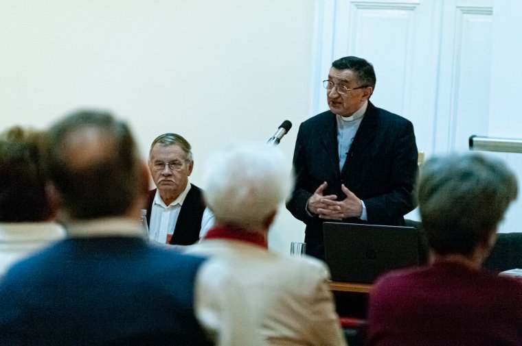 Telt ház előtt ismertette a Szent Korona történetét az esperes