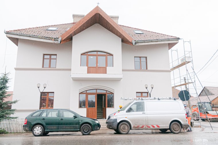 Konzervatív, új külsőt kapott a csíkmadarasi községháza épülete