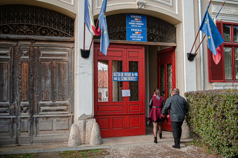 Hivatalos: Viorica Dăncilă „kíséri el” Klaus Johannist a második fordulóba