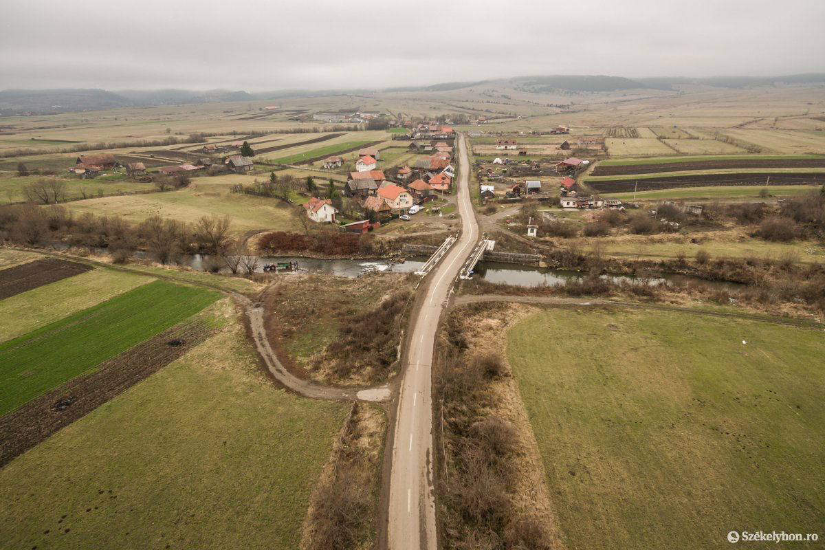A megyei út Oltfalun is átvezető szakasza •  Fotó: Pinti Attila