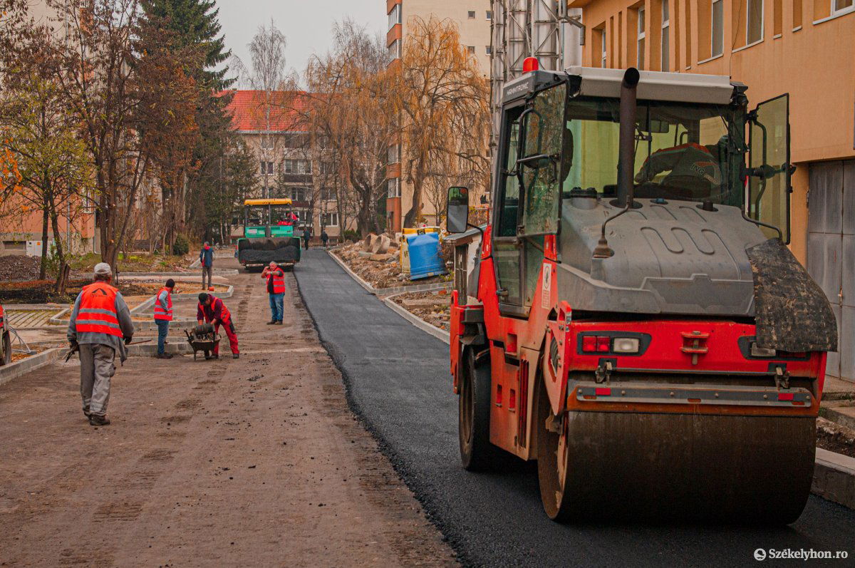 Aszfaltot terítenek a Tető utca egy szakaszán. Könnyebb lesz a közlekedés •  Fotó: Gábos Albin