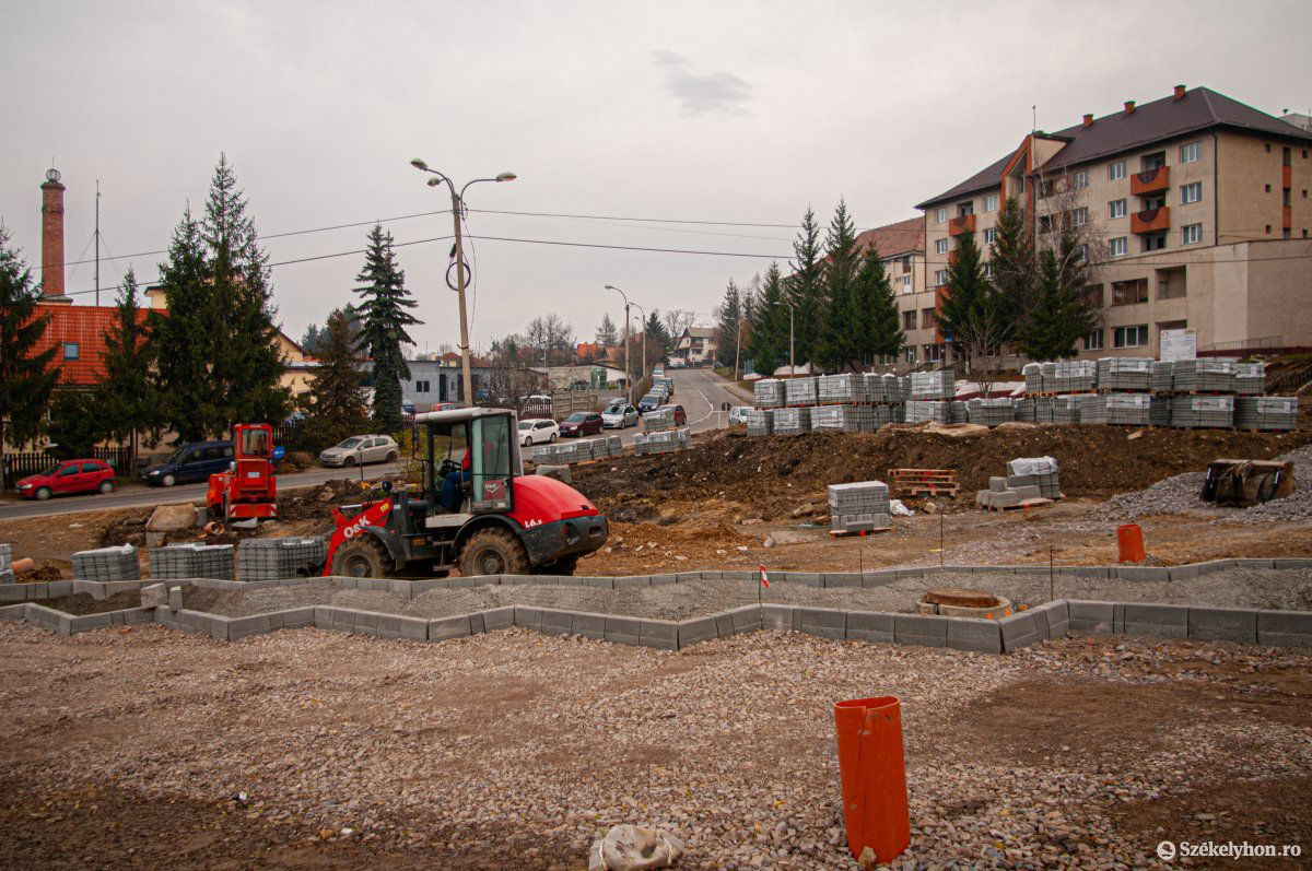 A Szent Ágoston téren parkoló, járda és bevezető útszakasz készül •  Fotó: Gábos Albin