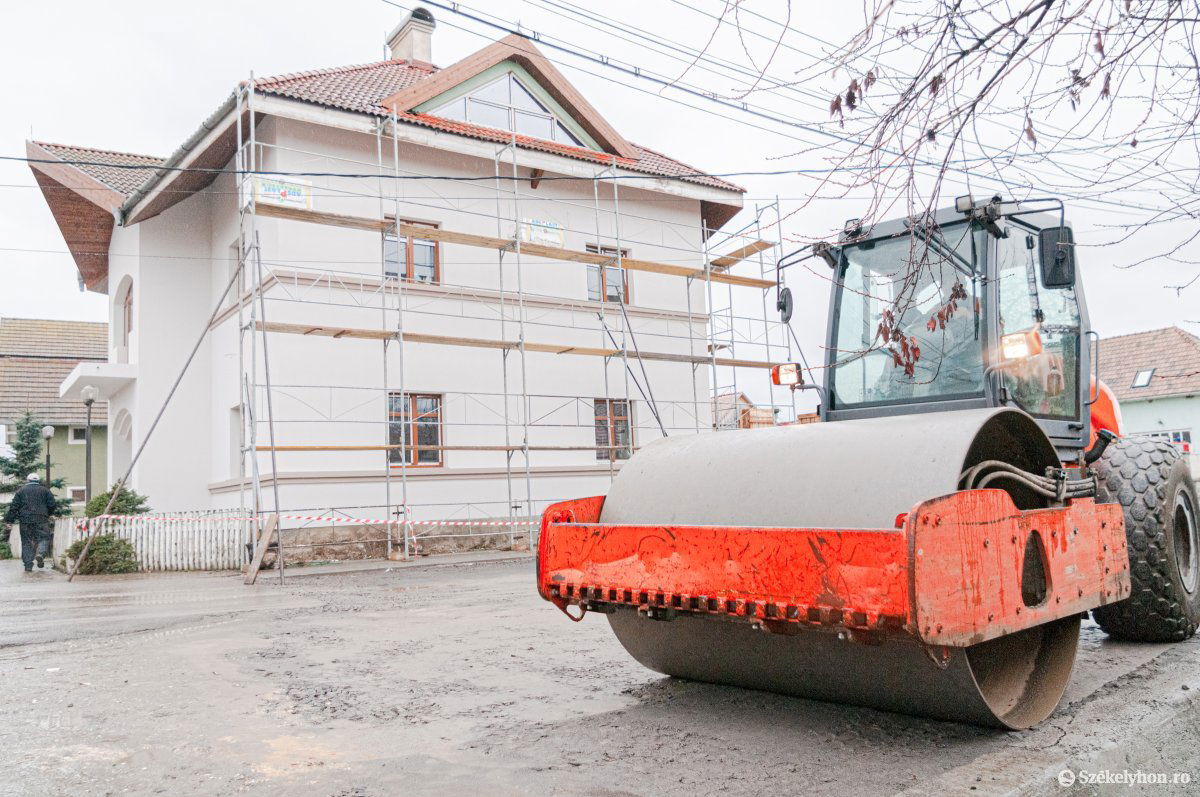 Hőszigetelik a csíkmadarasi községházát. Új arculatot kap az épület a teljes felújítás során •  Fotó: Gábos Albin
