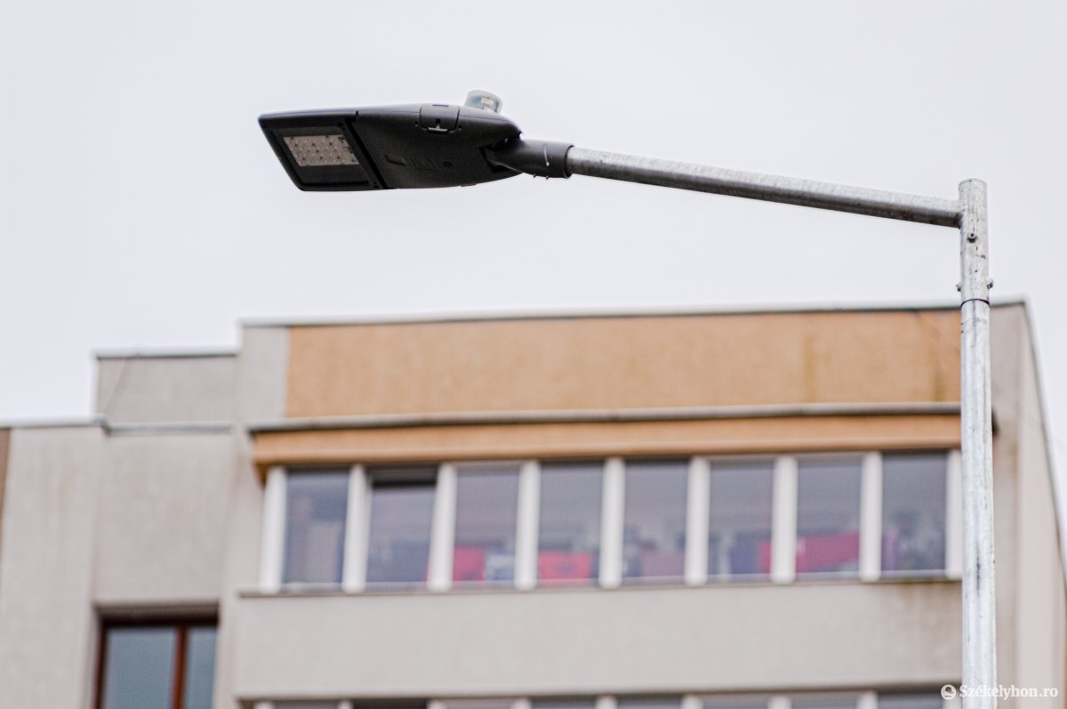 Energiatakarékos világítótestekkel gazdagodhat a város utcáinak jelentős része •  Fotó: Gábos Albin
