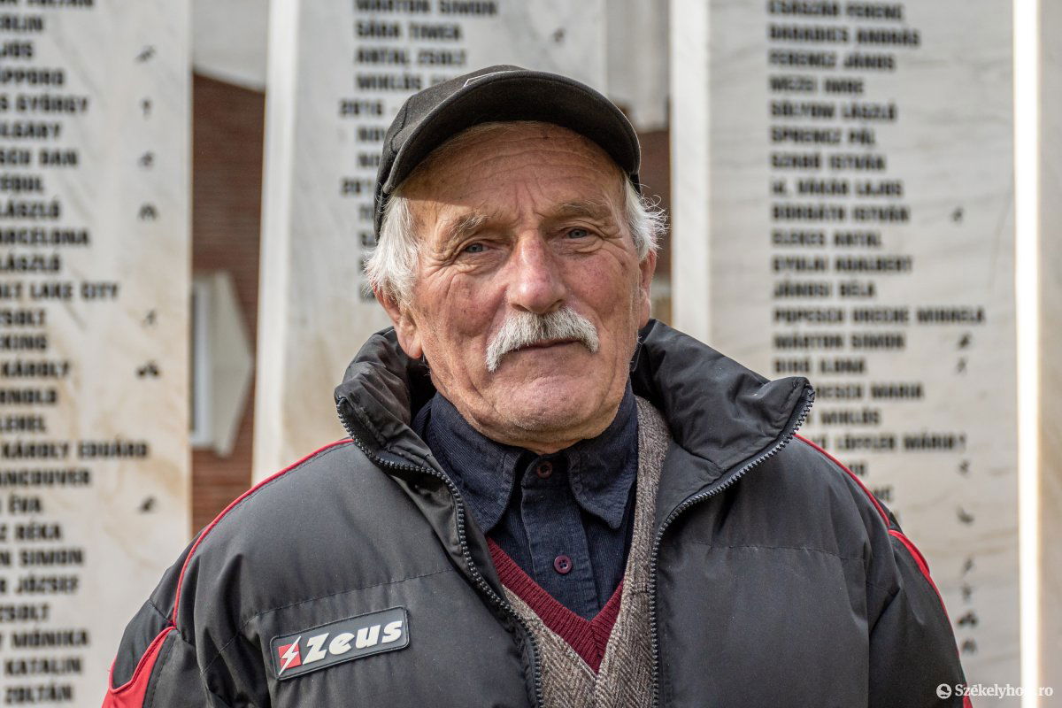 Borbáth István Ágoston a csíkszeredai olimpikonok emlékműve előtt &bullet;  Fotó: Pinti Attila