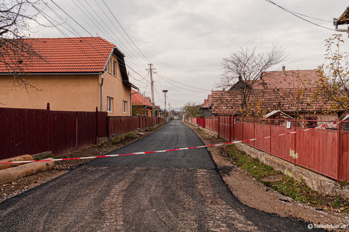 Gördülékenyebbé vált a közlekedés a csíkcsicsói Petőfi utcában. Megtörtént az első aszfaltréteg leterítése •  Fotó: Gábos Albin