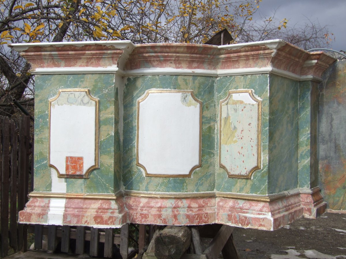 Restaurálják az egykoron színekben gazdag oltárt •  Fotó: Mihály Ferenc restaurátor