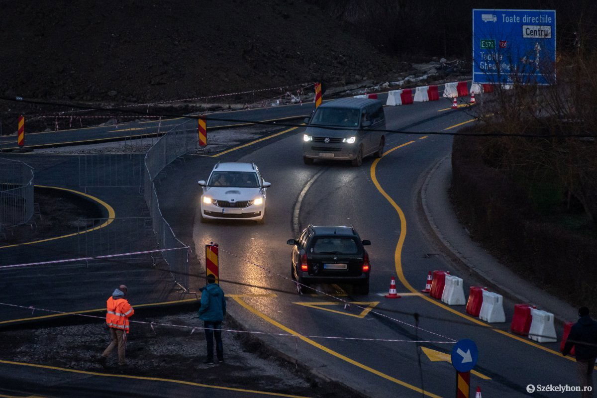 A szembejövők így már szabálytalanul közlekednek •  Fotó: Pinti Attila