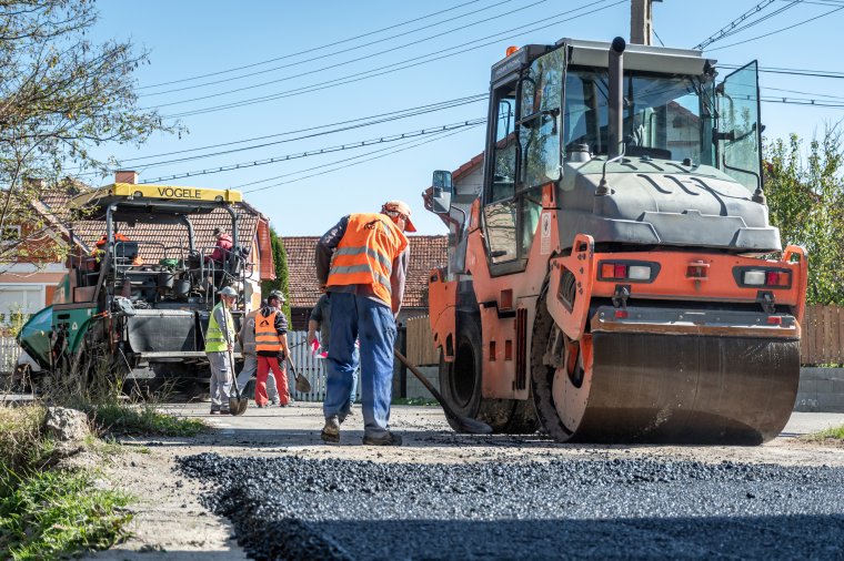 Rövidesen nem marad leaszfaltozatlan utca Csíkdánfalván