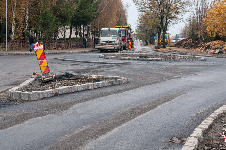 Haladnak a csíkszeredai Hunyadi János utca felújításával, elkészült az új körforgalom is