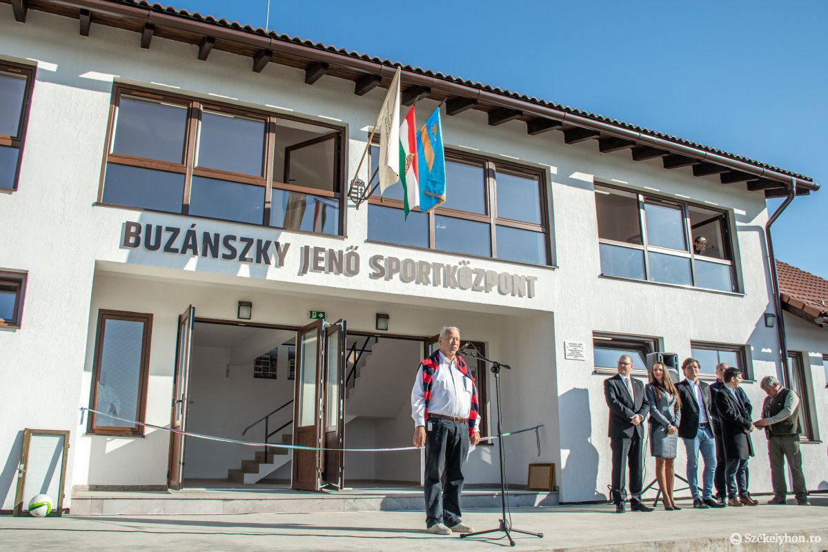 Edvi Péter, a Nemzetközi Gyermekmentő Szolgálat Alapítvány elnöke üdvözli a megjelenteket •  Fotó: Pinti Attila