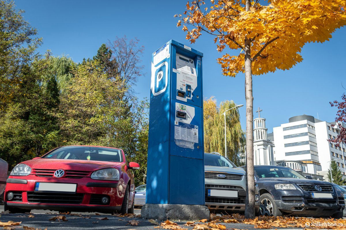 Elhagyott parkolóautomata Csíkszeredában. Tisztázatlan kérdések •  Fotó: Pinti Attila
