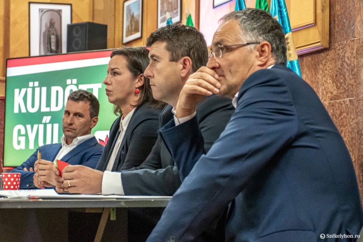 Az RMDSZ Csíki Területi Szervezetének négy évvel ezelőtti, elnökválasztó küldöttgyűlésén Borboly és Tánczos egy asztalnál ültek. Archív •  Fotó: Pinti Attila