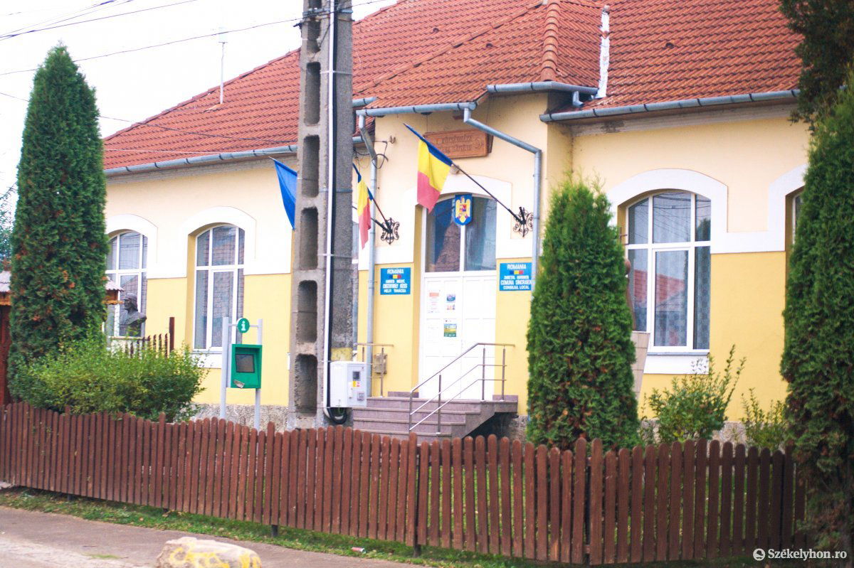 Csíkszentkirályon még megvan a felirat. Nem látják értelmét perelni •  Fotó: Gábos Albin