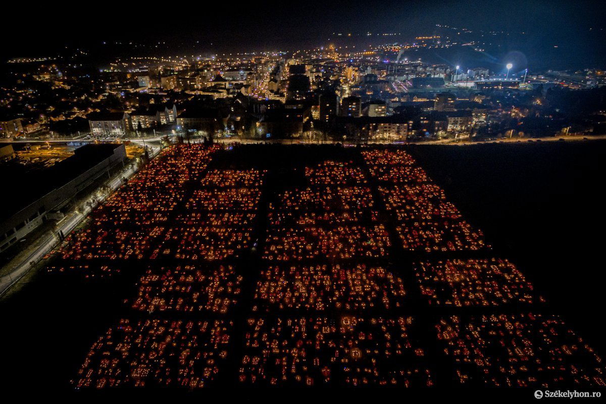 A csíkszeredai, Kalász-negyedi temető madártávlatból. Sokan emlékeztek elhunyt szeretteikre Mindenszentek napján •  Fotó: Pinti Attila