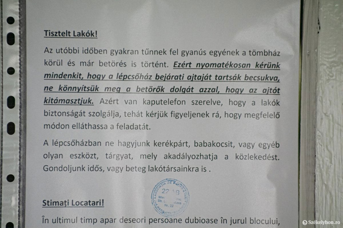 Figyelmeztetés az egyik csíkszeredai lépcsőháznál, ahol nemrég betörés történt •  Fotó: Gábos Albin