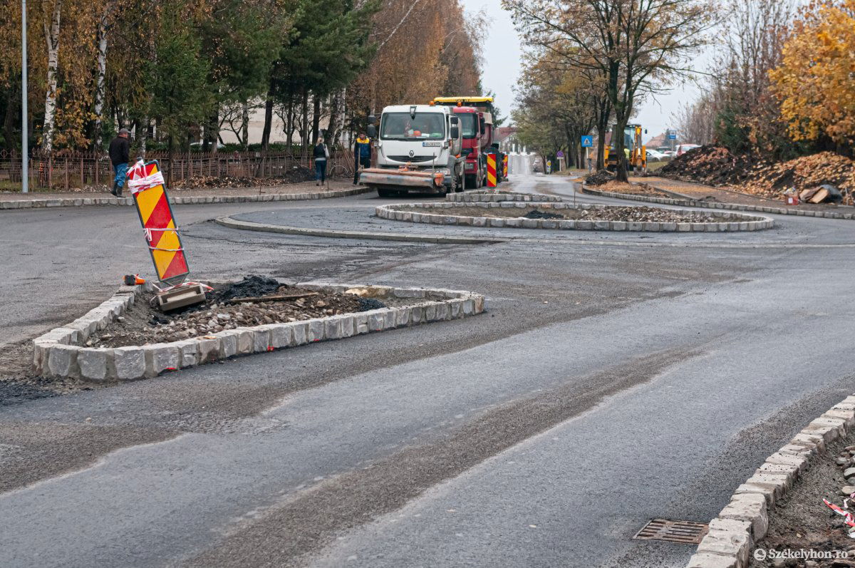 Változások a Hunyadi János utcában. Körforgalomban kell közlekedni •  Fotó: Gábos Albin