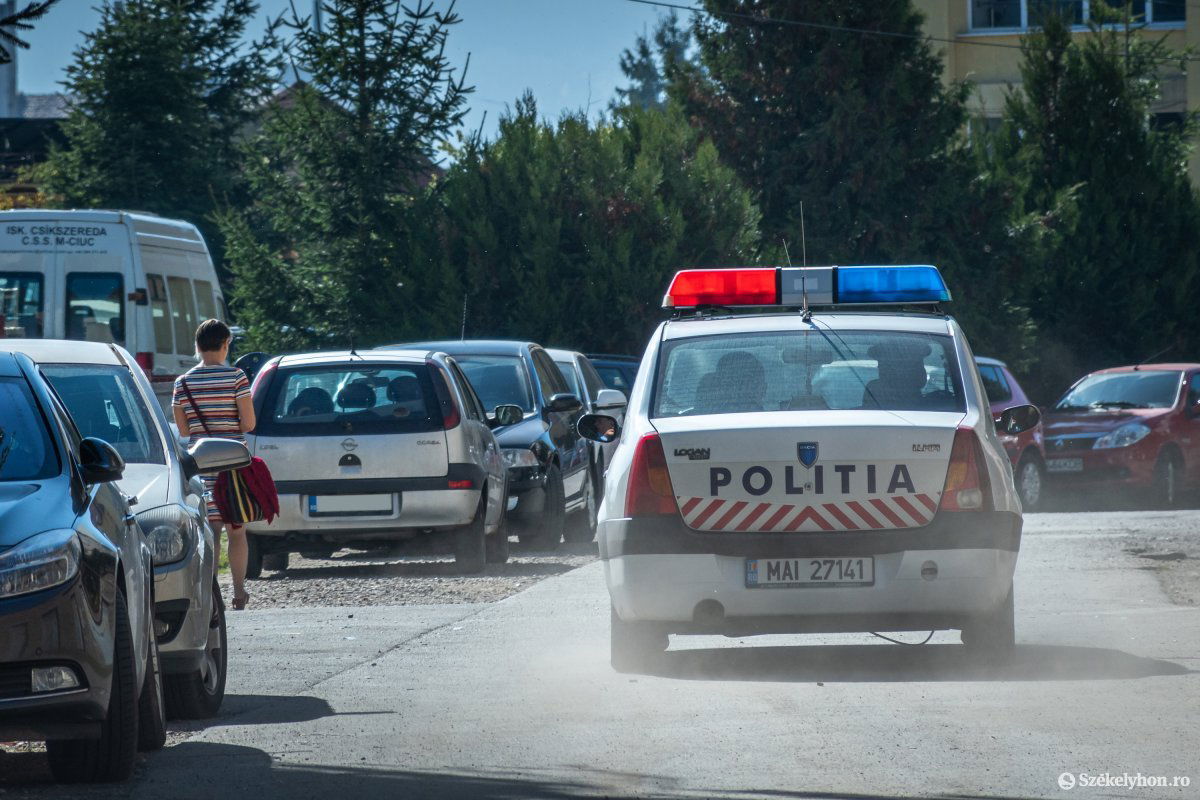 Gyakran tűnt fel rendőrautó a taplocai középiskoláknál a napokban. A dohányzás visszaszorítását remélik az akciótól •  Fotó: Pinti Attila