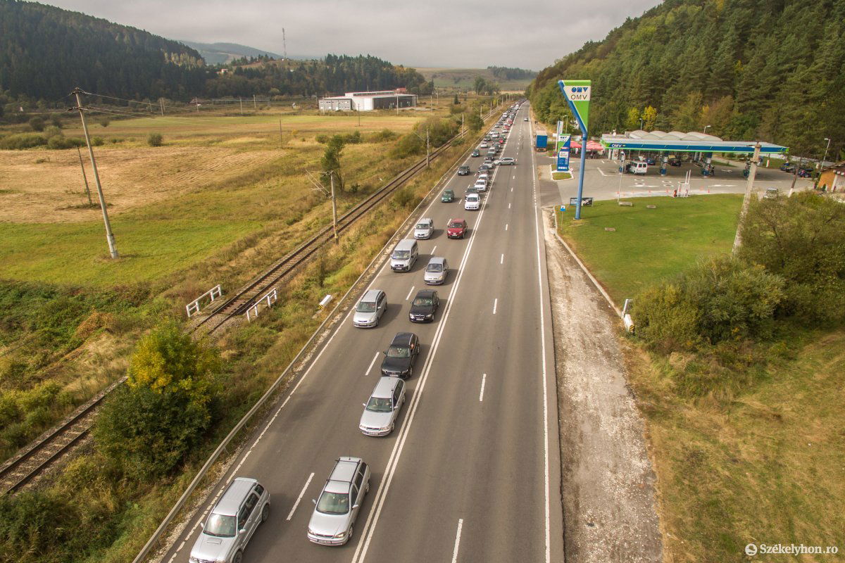 Csíkszereda déli kijárata szombat délben. Nem volt egyszerű eljutni a csíkszentsimoni helyszínre •  Fotó: Pinti Attila
