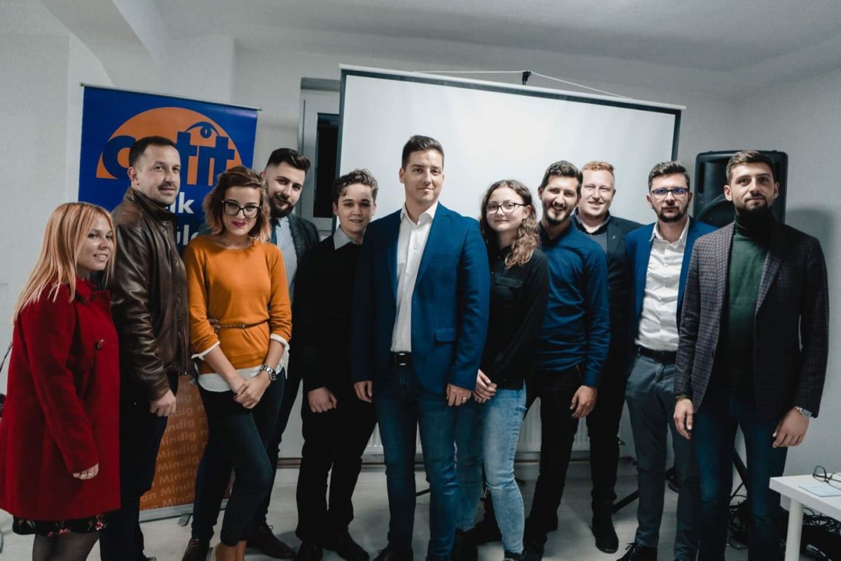 Kovács-Szécsi Attila (középen) az elnökség tagjaival •  Fotó: Csík Terület Ifjúsági Tanácsa
