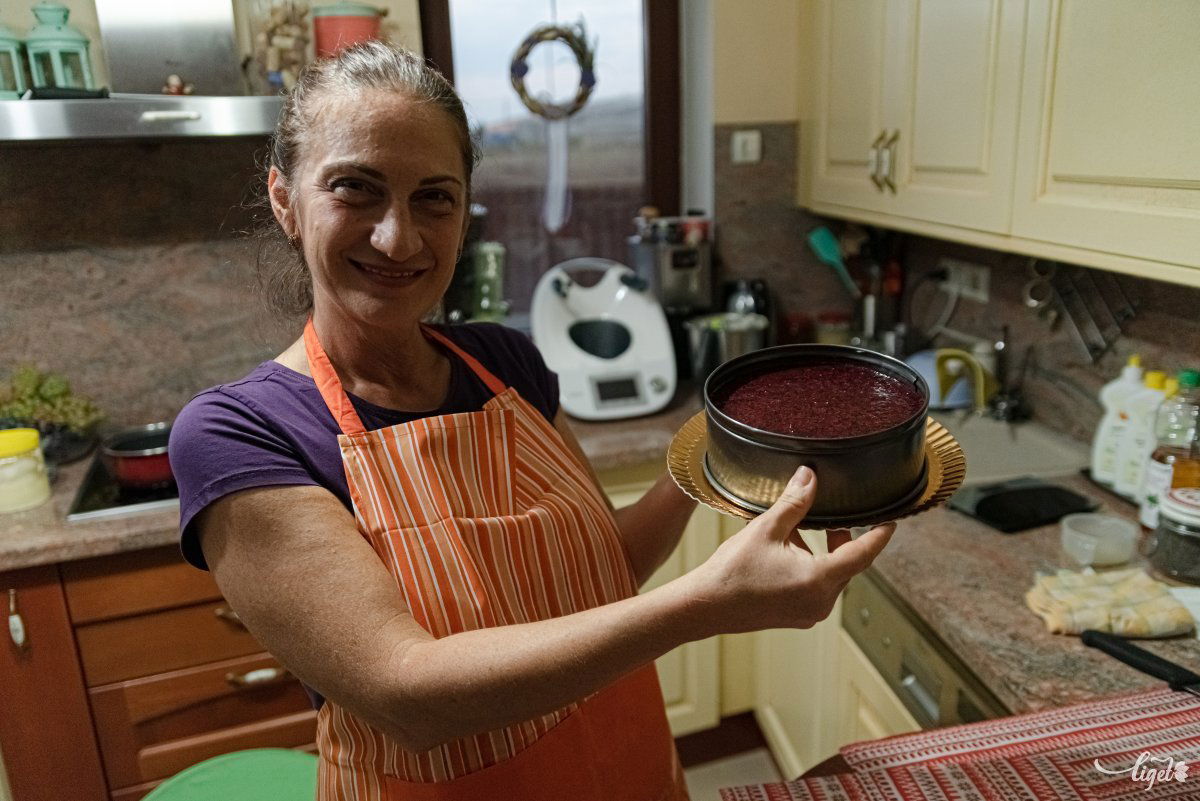 Elkészült a nyers vegán torta •  Fotó: Gábos Albin