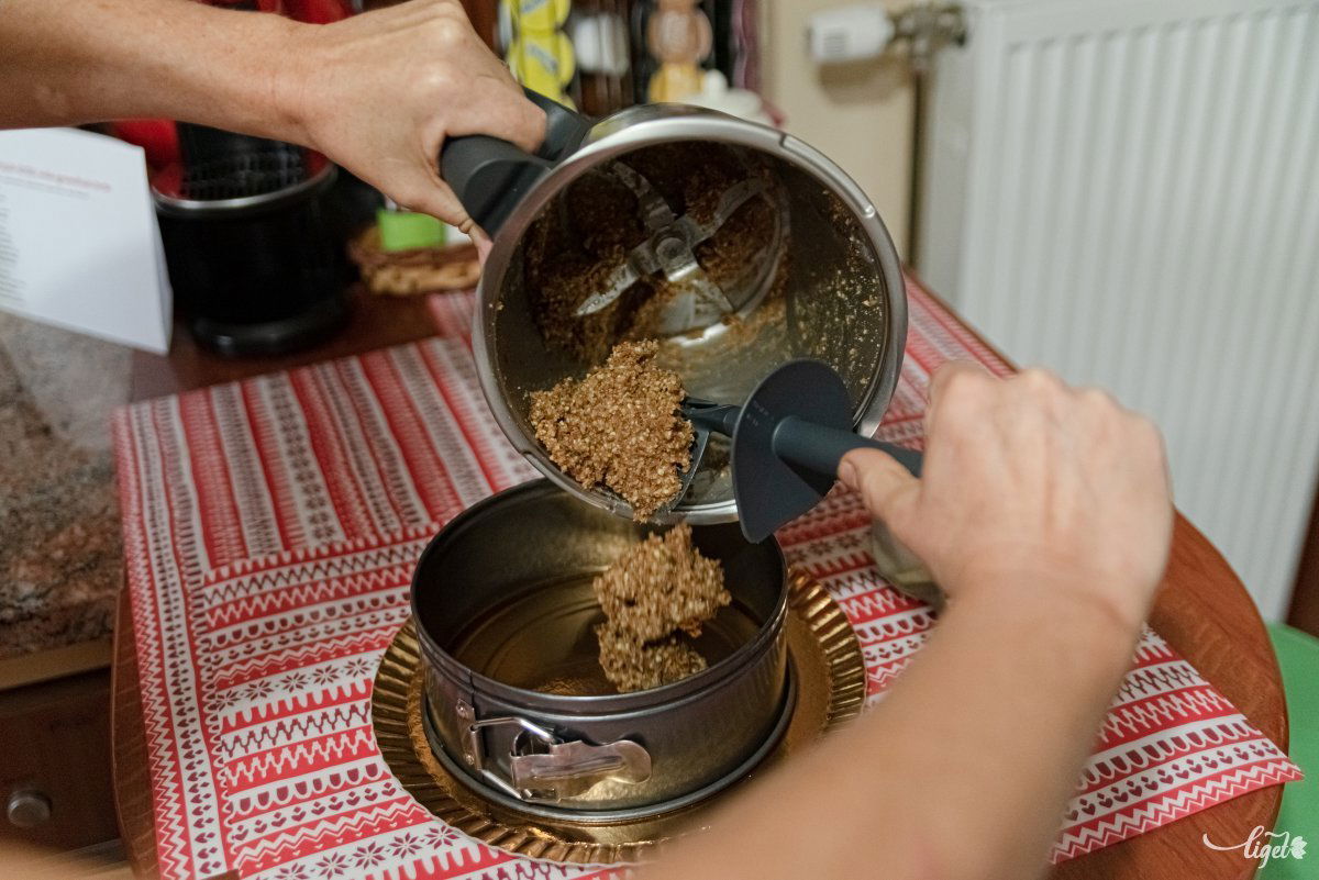 Datolya és mandula - a torta alapja •  Fotó: Gábos Albin