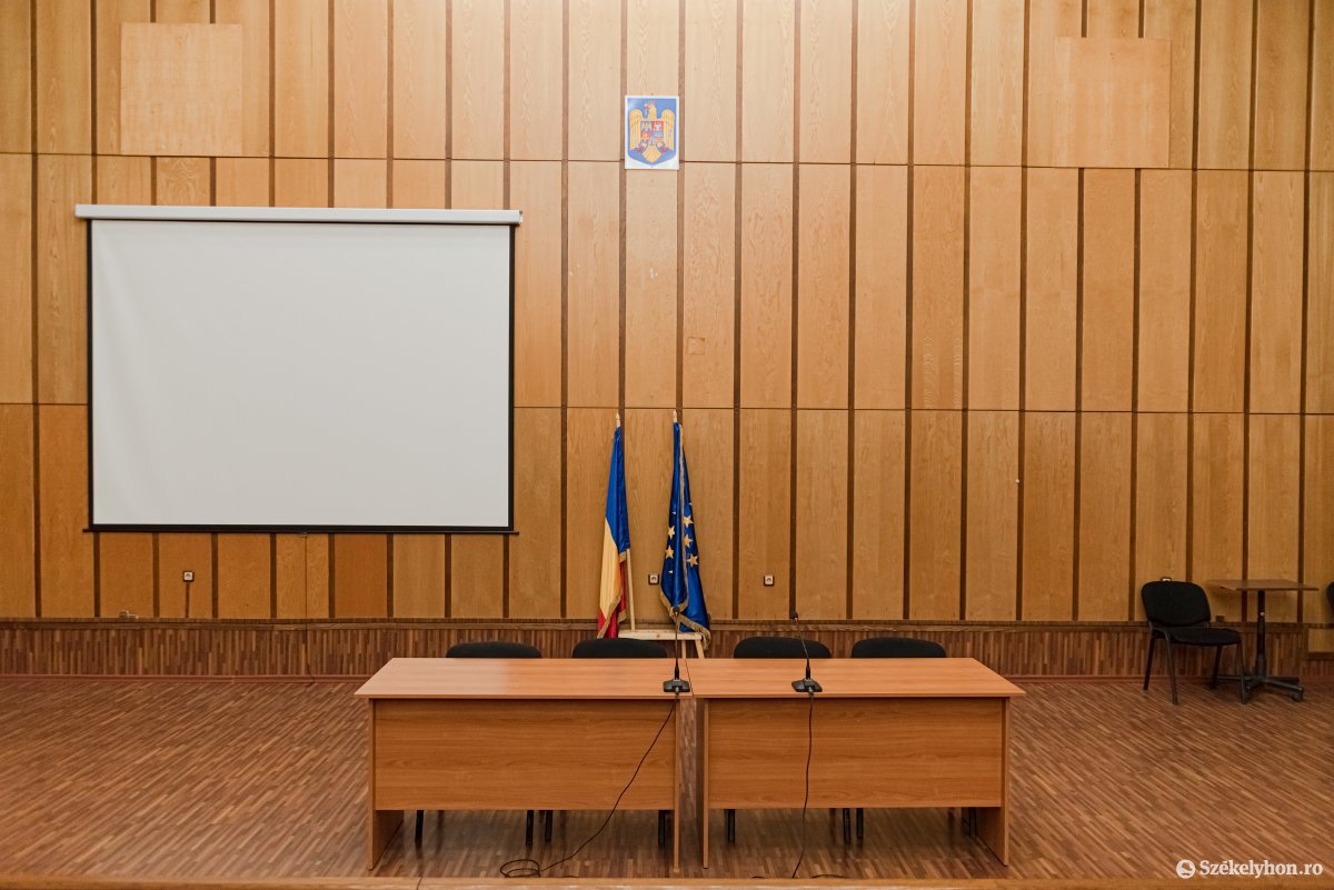 Üres gyűlésterem a csíkszeredai megyeházán. Fertőtlenítenek • Fotó: Gábos Albin