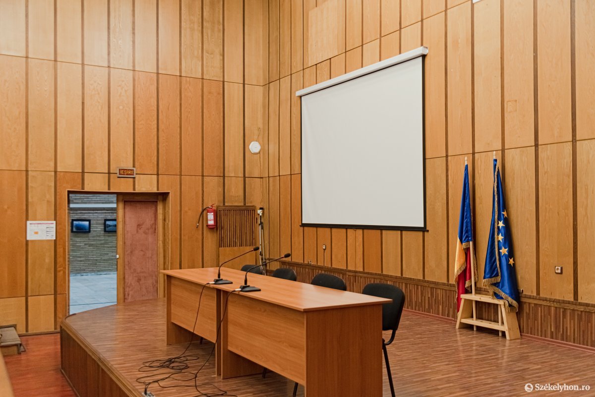 A megyeháza nagy gyűlésterme, a román és az uniós zászlókkal. Ismétlődő perek •  Fotó: Gábos Albin