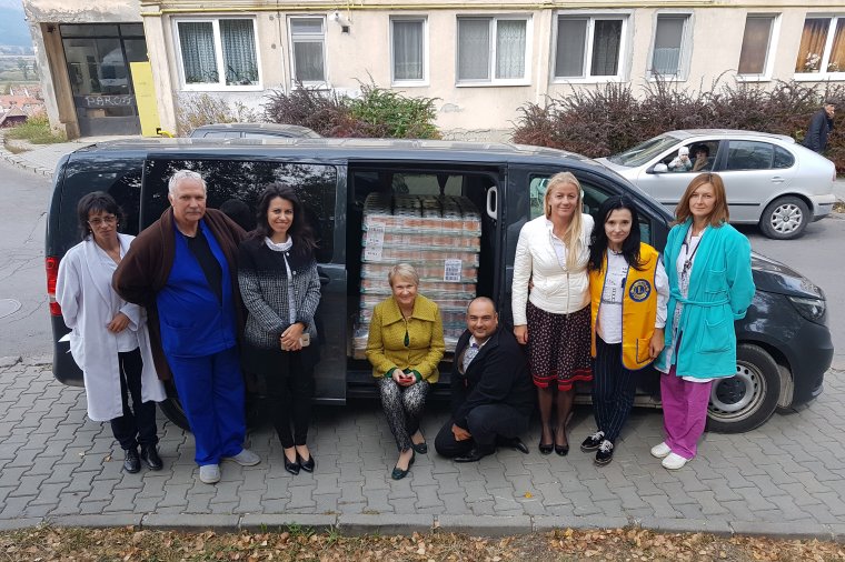 Egy raklapnyi gyermekételt kapott adományba a csíkszeredai kórház
